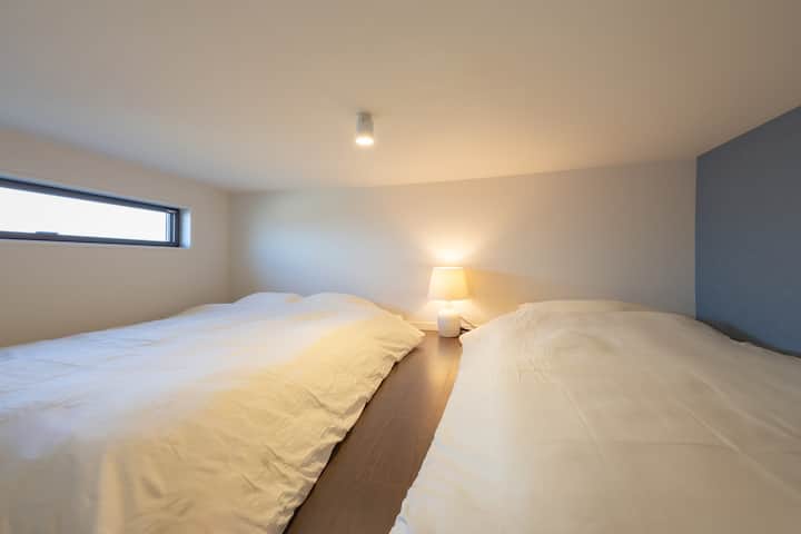 Hay un dormitorio en la parte del loft de la subida por la escalera.