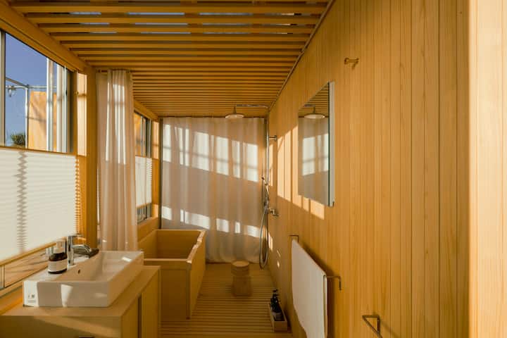 桧風呂。お風呂中桧の香りで満たされています。