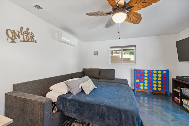 Guest room 4 (memory foam queen pull out bed)