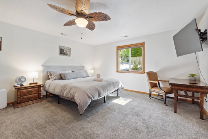 Master bedroom w/work space)