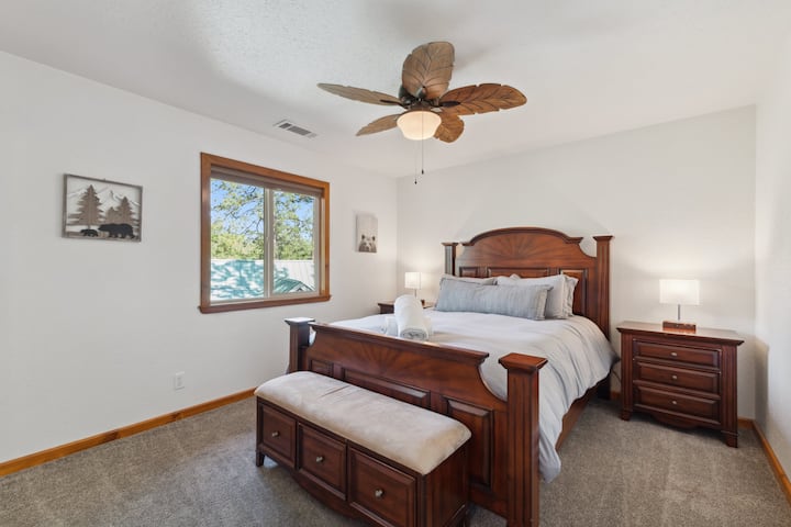Guest bedroom 2 (queen bed)