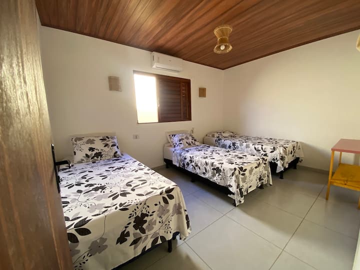 חדר שינה 3 - מיזוג אוויר - 3 מיטות, 1 מיטה זוגית = סה"כ 4 מיטות