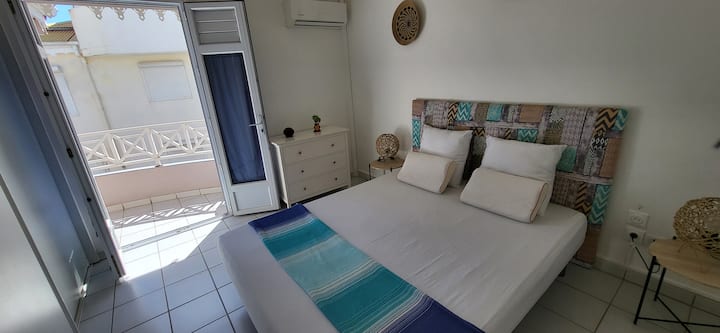 1 x 160x200 מיטה זוגית 
מיזוג אוויר,
דלת חלון עם  מרפסת עם נוף לים, Trou Etienne
חדר הלבשה גדול