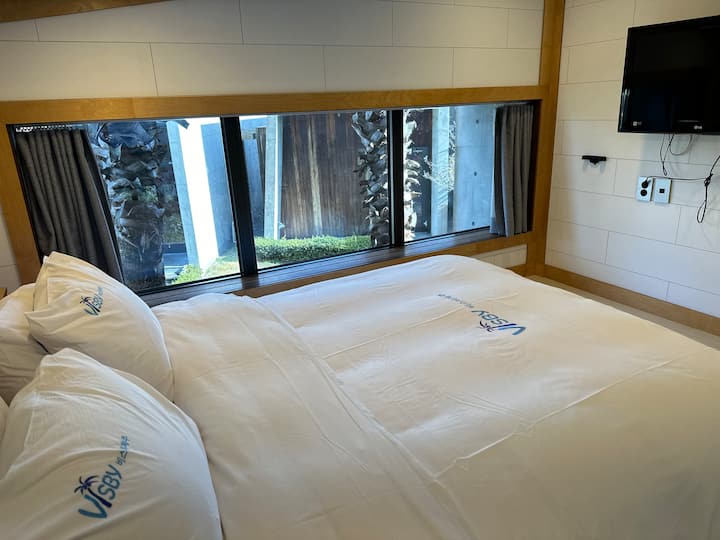 Kitanda chenye starehe kwenye sakafu ya roshani