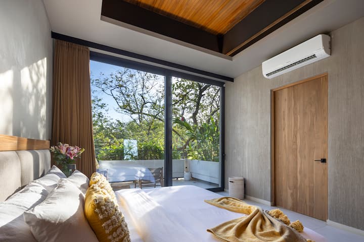 Spavaća soba na katu lijevo, s bračnim krevetom ili dva odvojena kreveta, stropnim ventilatorom, klima-uređajem, ormarom s vješalicama i sefom, ogledalom za cijelo tijelo, košarom za rublje