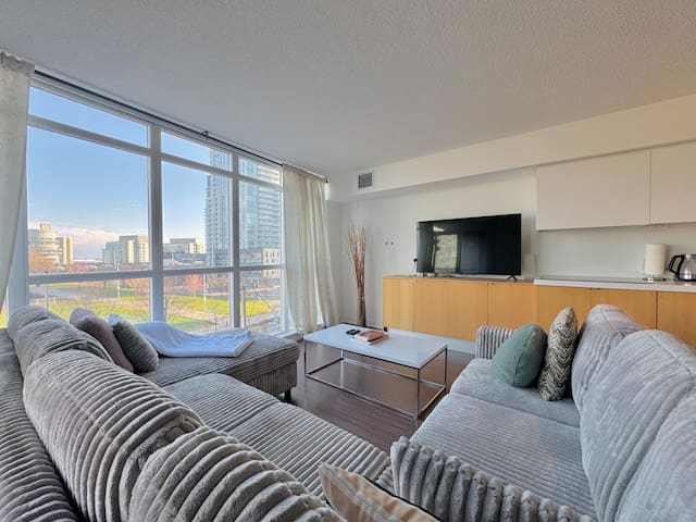 Spacious 2Bdrms/2Baths with 3 real beds + Pullout