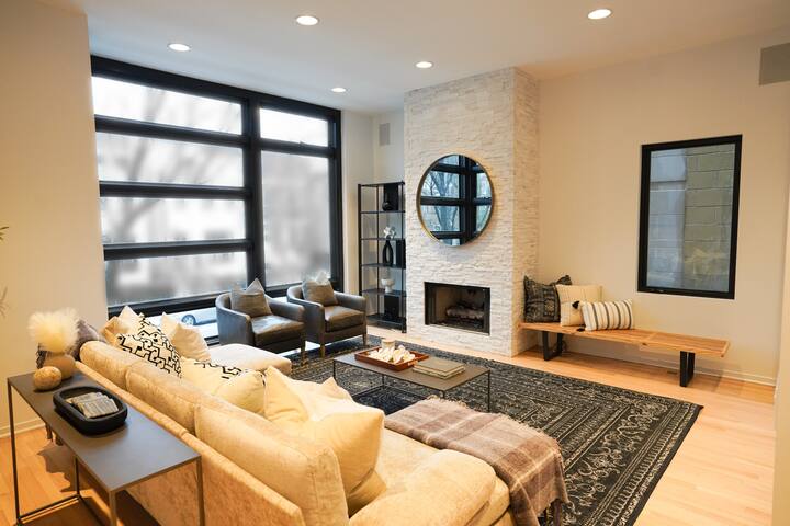 New & Modern Mega Home in Bucktown – Sleeps 21 gallery image 2