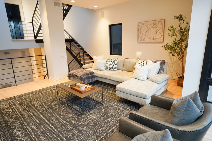 New & Modern Mega Home in Bucktown – Sleeps 21 gallery image 4