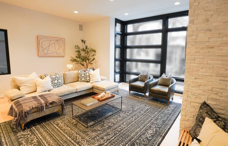 New & Modern Mega Home in Bucktown – Sleeps 21 gallery image 3