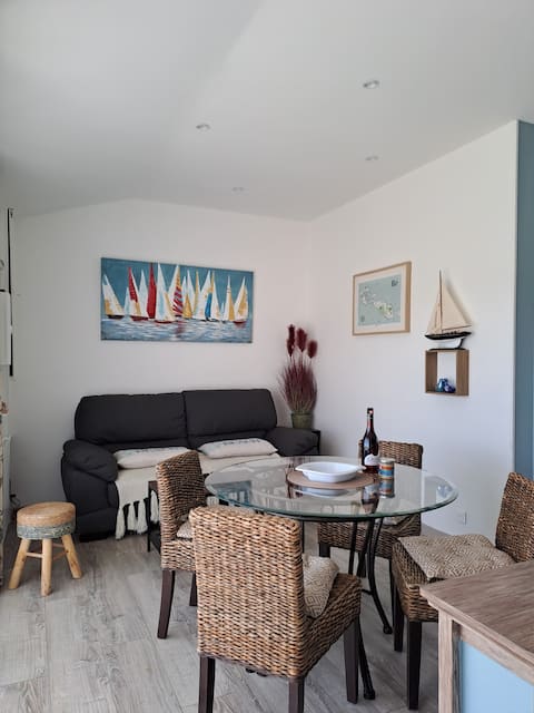 Annonce Airbnb populaire: The Abbey's Mignonnette à La Flotte
