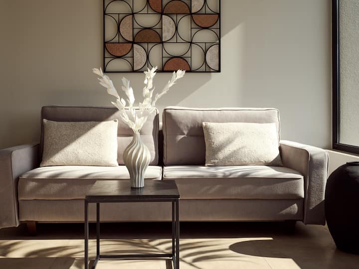 ספה מתקפלת זוגית זמינה בחלל הפתוח של הקומה הראשונה, ויכולה להכיל עד שני אורחים. 