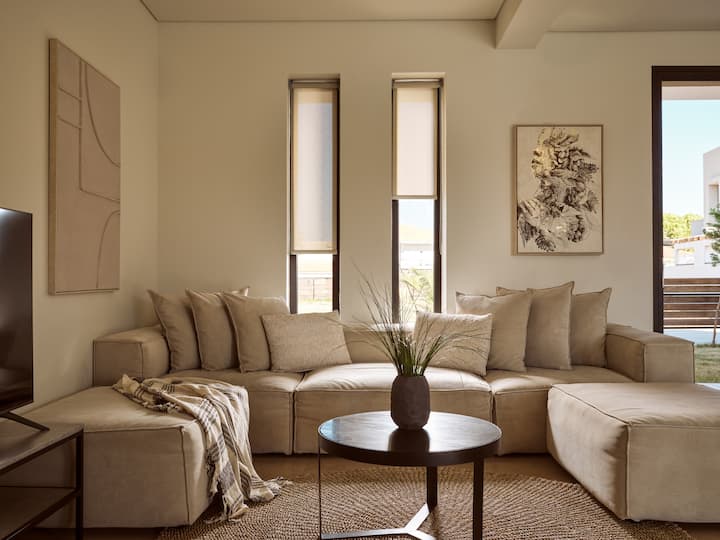 הסלון כולל ספה נוחה ומטבח מאובזר במלואו. 