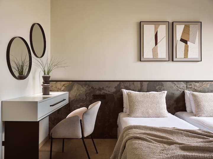 חדר שינה זוגי עם מיטות יחיד שניתן לחבר לפי בקשה. 