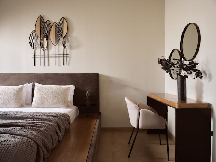 חדר שינה זוגי עם מיטת קינג סייז (1.80x2.00) ושולחן הלבשה. 