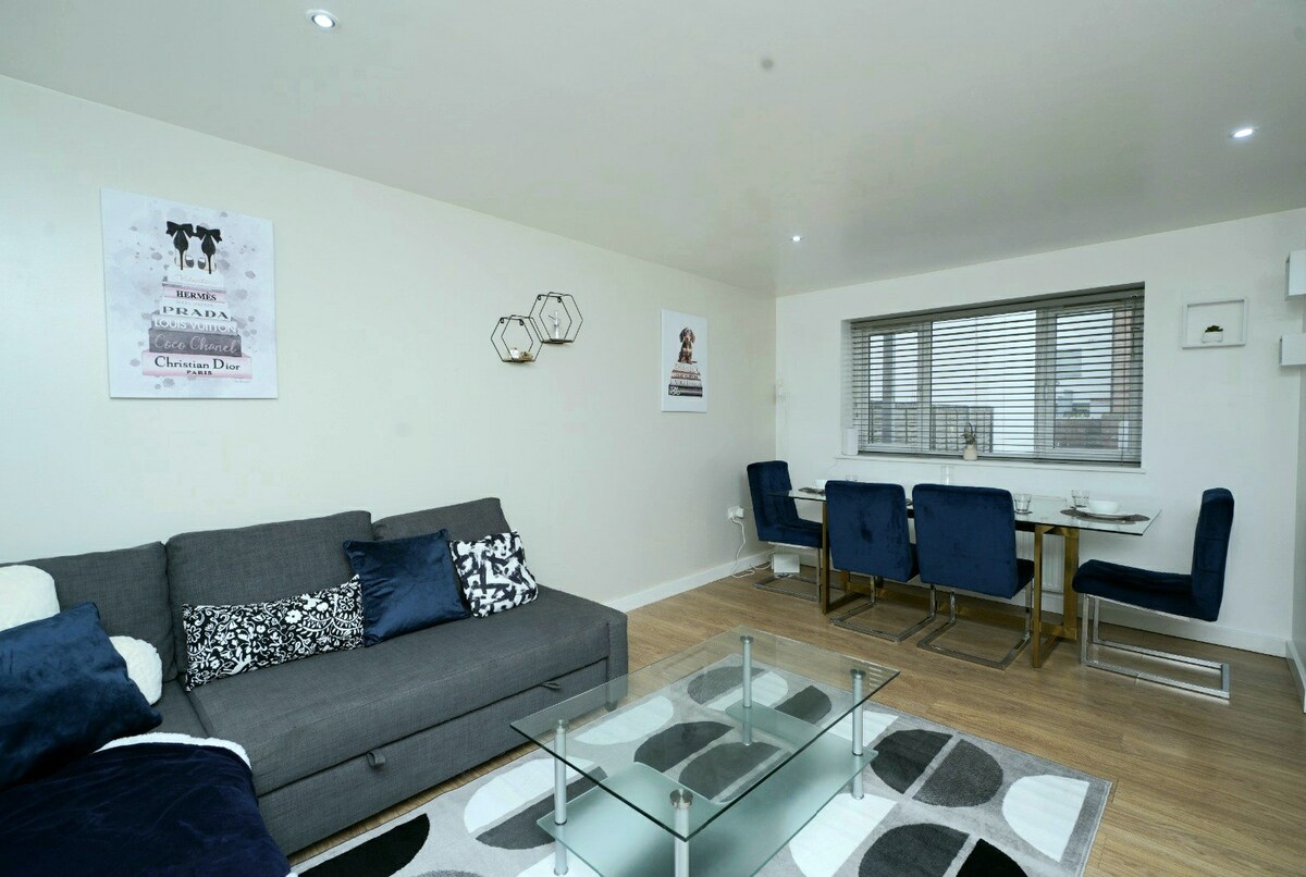 Popular Airbnb listing: Central Luton 2Bed Apt | Fast Wi‑Fi | Near Airport in Hyde