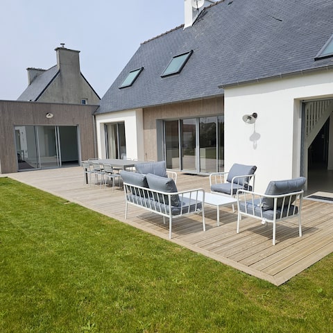 Villa with indoor pool, 5-minute walk to the beach