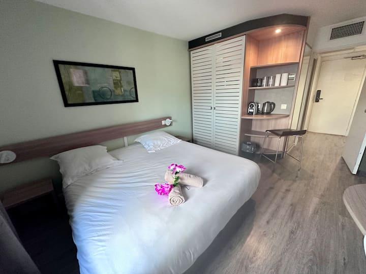 Starehe na mtindo katika studio yetu ya Airbnb. Kitanda kizuri kwa ajili ya usiku wa kustarehesha. #AirbnbConfort # StudioChic# NightPerfect"