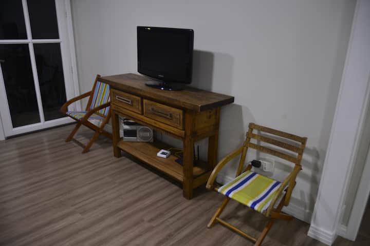 סלון משולב עם מטבח עם טלוויזיה, מיזוג אוויר ואינטרנט ונוף עוצר נשימה לעמק!!