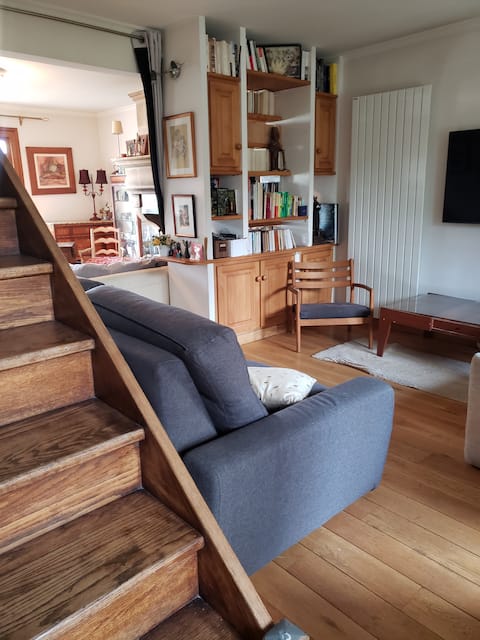 Popular Airbnb listing: PARIS Maison Puteaux /garden near metro and RER in Puteaux