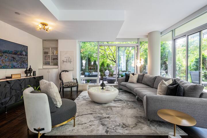 Waterfalls Hotel Huge patio/pool/AC Best location! gallery image 2