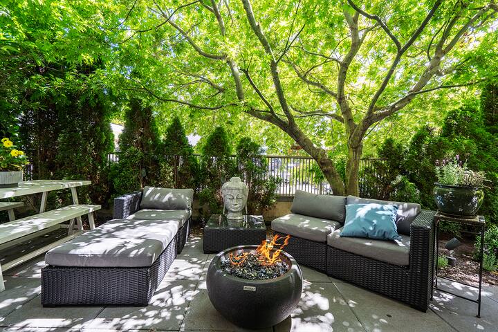 Waterfalls Hotel Huge patio/pool/AC Best location! gallery image 4