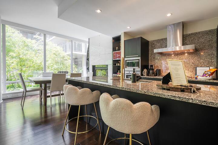 Waterfalls Hotel Huge patio/pool/AC Best location! gallery image 5