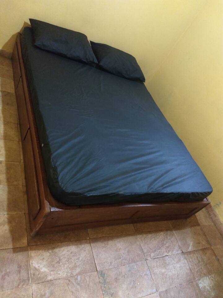 Kitanda cha watu wawili. Ikiwa ni lazima, kuna nafasi ya godoro la ziada au kitanda cha sofa cha mtu mmoja. Kabati la ndani linaweza kuonekana kwenye picha nyingine.