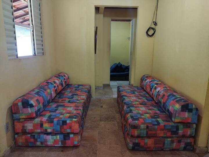 Mwonekano kutoka kwenye mlango wa jikoni hadi kwenye chumba cha kulala cha nyuma.
Sebule ina vitanda 2 vya sofa vya watu wawili na vitanda 2 vya sofa vya mtu mmoja, lakini haiwezi kutoshea vitanda vyote 4 vikiwa vimefunguliwa. Watu wasiozidi 4 wanaweza kulala hapo vitanda vikiwa vimefunguliwa.