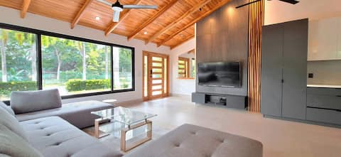 5-Star Luxury Villa·Private Pool·1 Block to Beach