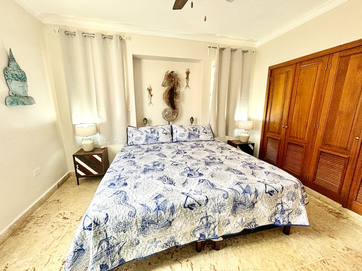 我们多功能的禅宗客房提供选择，选择全尺寸的睡眠安排，享受其装饰和迷人空间的所有冥想好处。 