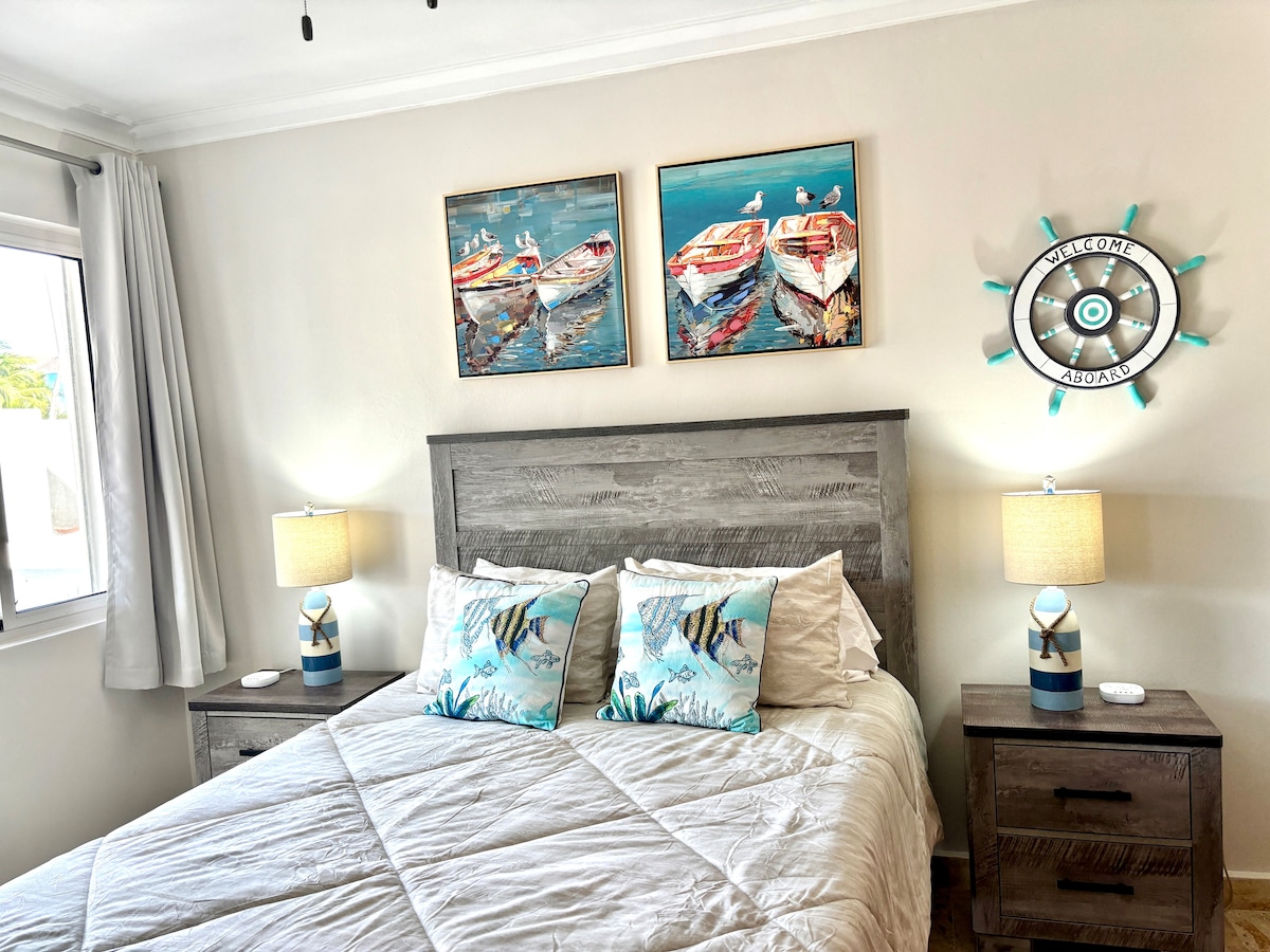 La suite Master Aquatic se inspira en el mar a minutos de la villa, recordando a los huéspedes que “anclen” en la experiencia de estar en el paraíso, dejando la preocupación atrás y saboreando todas las ofertas de DR con baño privado y balcón.