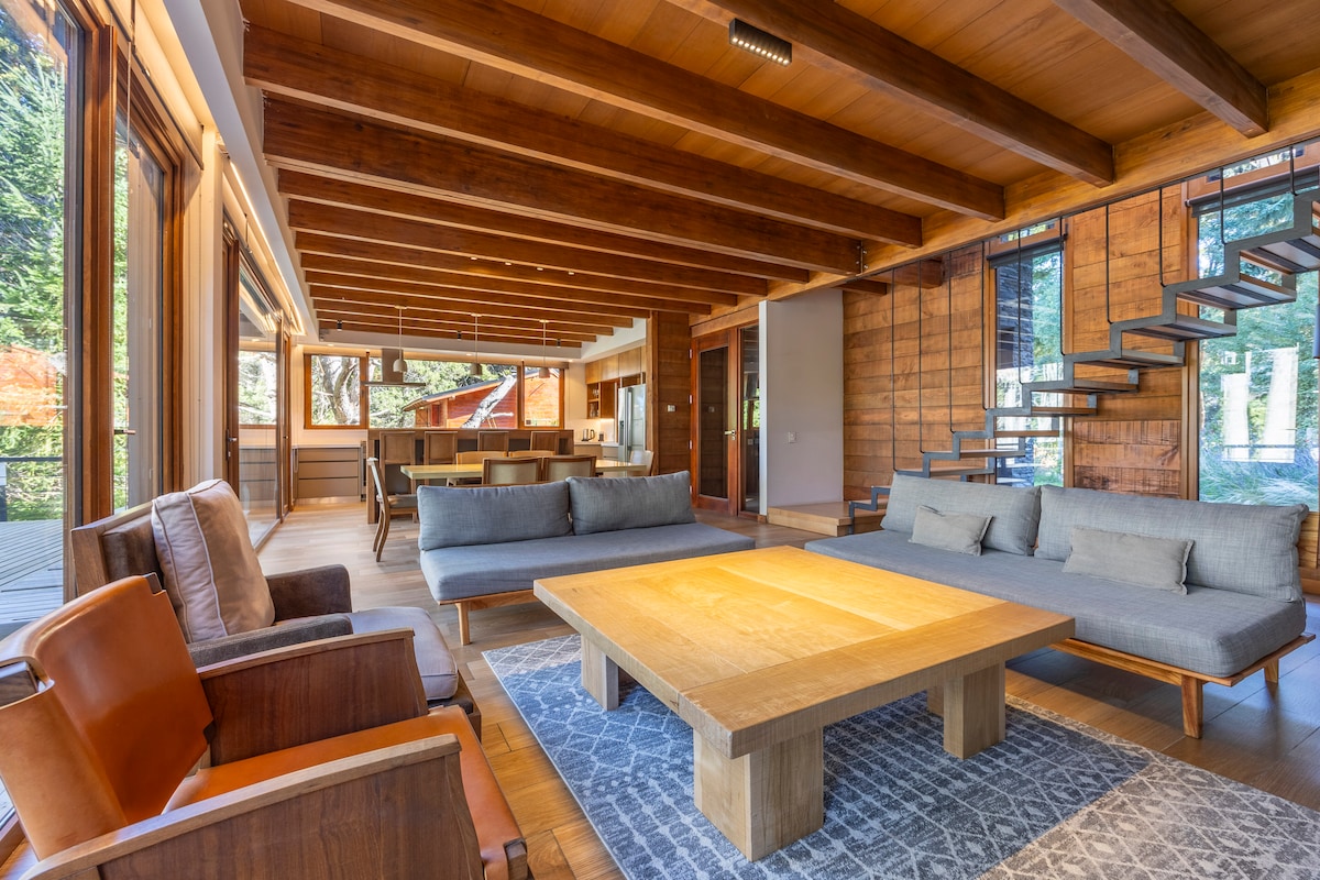 Anuncio de Airbnb popular: House with private access to the shore of Lake Nahuel Huapi en San Carlos De Bariloche