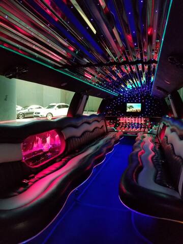 FREE LIMO, Private Pool Jacuzzi,8 acresSleeps 26 gallery image 5