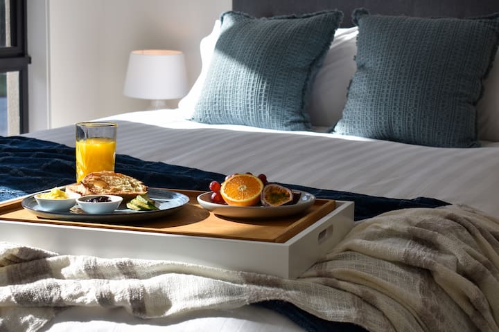 Modern 4BR Home: Lux touches, close to everything