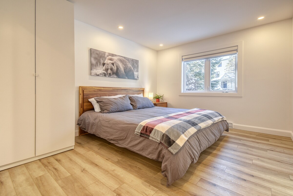 Bračni krevet (180x200)
glavna kupaonica