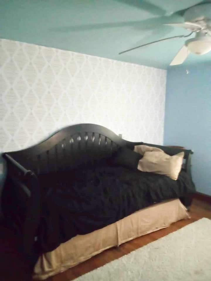 เตียงที่มีขาตั้งแบบป๊อปอัพ 