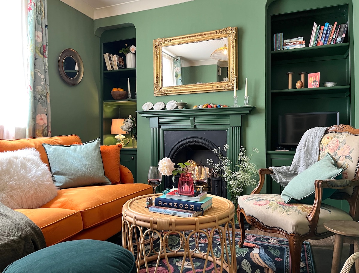 Popular Airbnb listing: Cute Georgian Cottage, central, newly renovated in Charlcombe