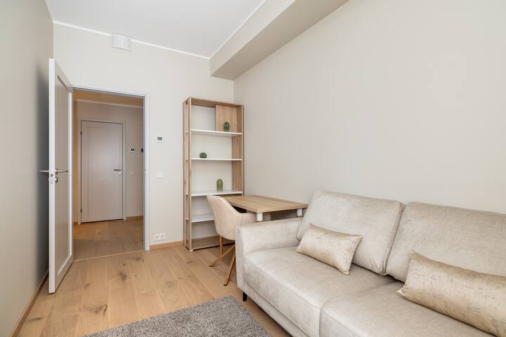 Chambre supplémentaire pour 2 adultes ou 2 enfants. Le canapé lit queen size mesure 160 cm de large et 190 cm de long. Il peut être utilisé comme bureau séparé. Vue sur le parc.