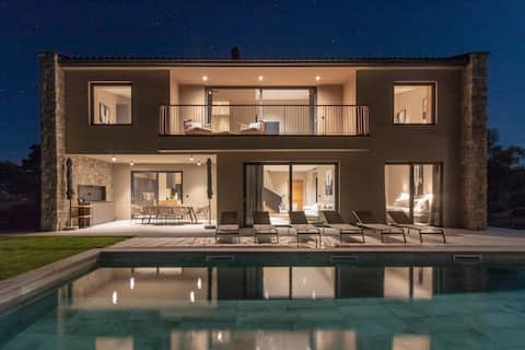 Peaceful 4BR Retreat – heated Pool, Views, Privacy