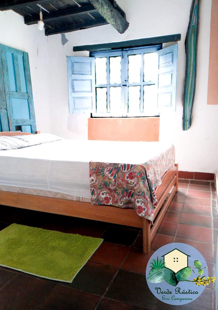 Ნომერი ორადგილიანი საწოლით. Ფანჯარა საშუალებას იძლევა, გაფილტროთ სინათლე და ბუნებრივი გარემოს სუფთა და სუფთა ჰაერი. Თუ გსურთ, დღის ნებისმიერ მონაკვეთში დაიძინოთ, შეგიძლიათ დახუროთ ფანჯარა და ფანჯრის კარები, შექმნათ გარემო საოცნებო გარემოში