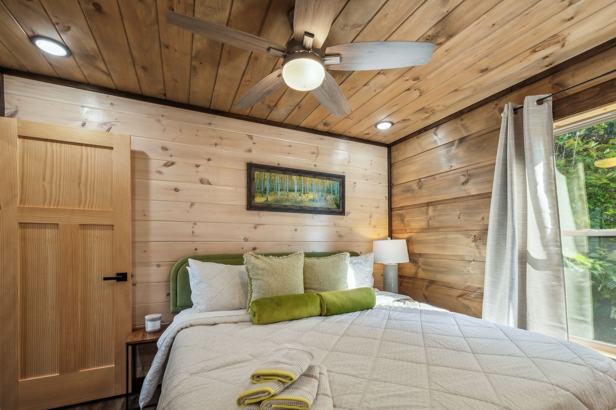 חדר שינה קינג עם חדר רחצה צמוד בסגנון ג'ק וג'יל