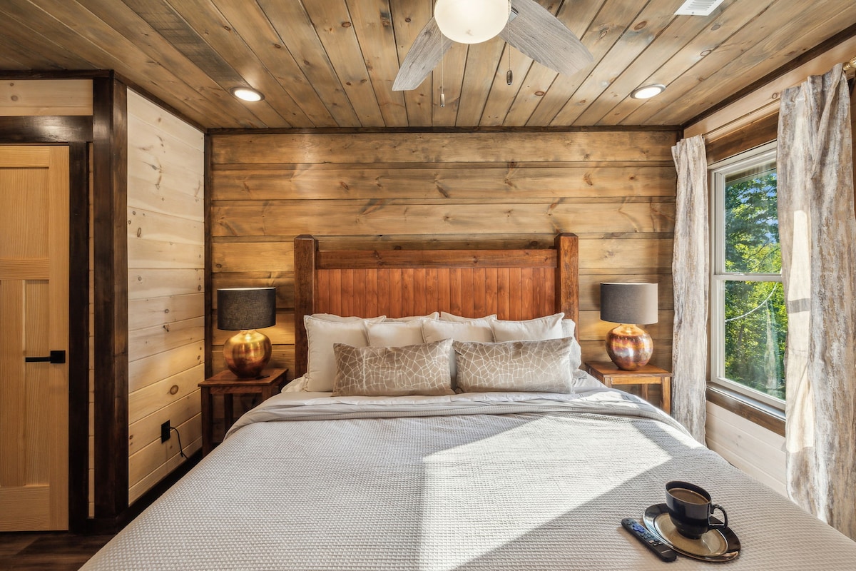 חדר שינה קינג עם ארון וחדר רחצה צמוד