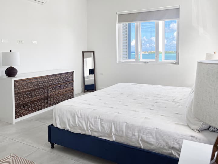 إطلالة جميلة على البحر الكاريبي من غرفة النوم الرئيسية. 