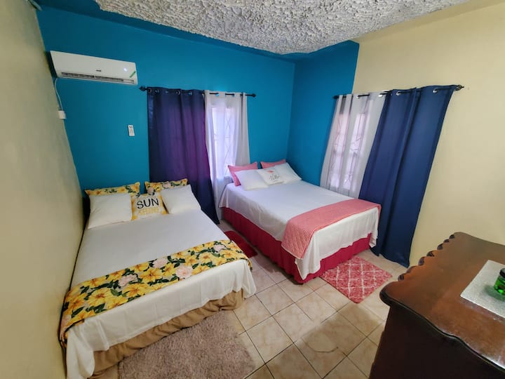 Soba br. 5 - ima 1 bračni krevet (160x200),  1 bračni krevet (180x200), klima-uređaj