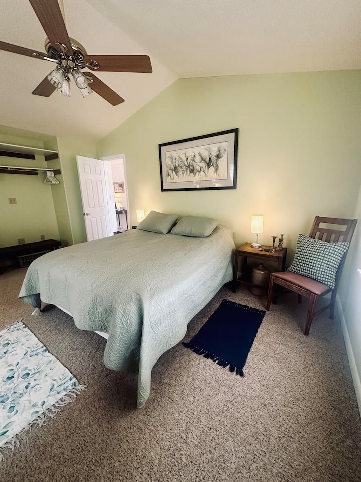 Druga spavaća soba - strmo.
Savjet našeg predaka Engleske i Kenije s obiteljskim predmetima.
Vrata su malo ugodna za zatvaranje. 
Lagani pragovi: peć može biti bučna. Postoji nadzemni ventilator i aplikacije za buku putem telefona.