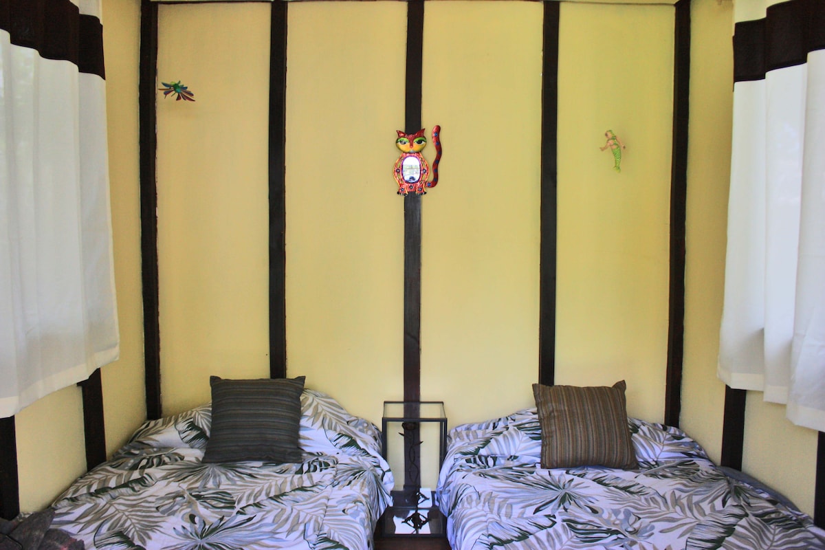 Cabañita עם 2 מיטות יחיד.