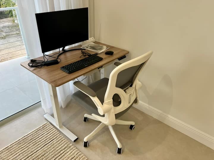 Kancelária so všetkým, čo potrebujete na prácu v raji. Pohodlná stolová stolička, 27-palcový monitor, klávesnica, myš, písací stôl s nastaviteľnou výškou a čo je najdôležitejšie, prístup k Wi-Fi s rýchlosťou 100 MB/s optickým vláknom na manipuláciu s akýmkoľvek videom. 
Stačí si priniesť notebook!