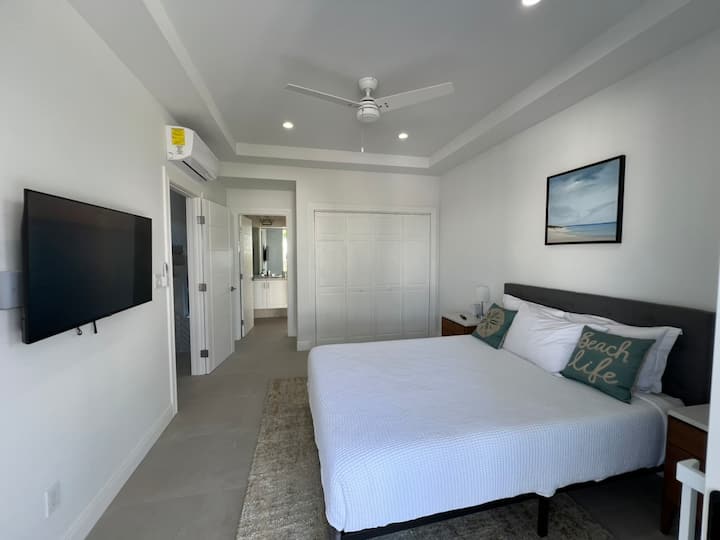 Spálňa 1, 
manželská posteľ, veľká skriňa so zabudovanými prvkami na uloženie oblečenia, 43-palcová televízia, klimatizácia, stropný ventilátor, posuvná terasa s výhľadom na bazén a kúpeľňu s toaletou.