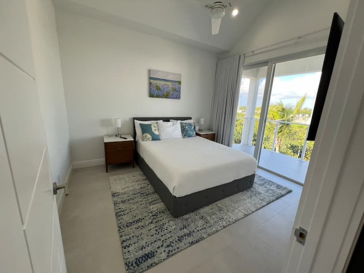 Hlavná spálňa, manželská 
posteľ, šatníková skriňa so zabudovanými prvkami na uloženie oblečenia, 43-palcová televízia, klimatizácia, stropný ventilátor, posuvná lišta na terasu s výhľadom na bazén a kúpeľňu s toaletou.