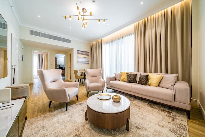 That ‘wow’ moment when you step in and realize this is your home for the next few days. Floor-to-ceiling windows, plush seating, and all the space to stretch out—because vacations should feel luxurious